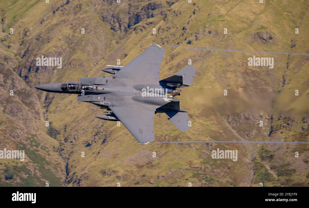 F-15E Strike Eagle della RAF Lakenheath 48th Fighter Wing, basso livello a 500 piedi, 500 nodi nel Lake District LFA17, Cumbria, Regno Unito Foto Stock