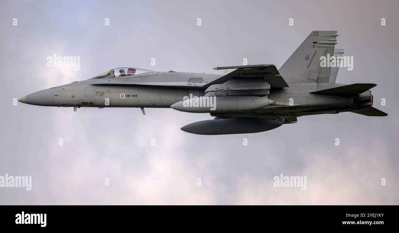 McDonnell Douglas F/A-18C Hornet dell'aeronautica militare finlandese che vola a basso livello nel Lake District durante l'esercitazione Cobra Warrior 24-2 Foto Stock