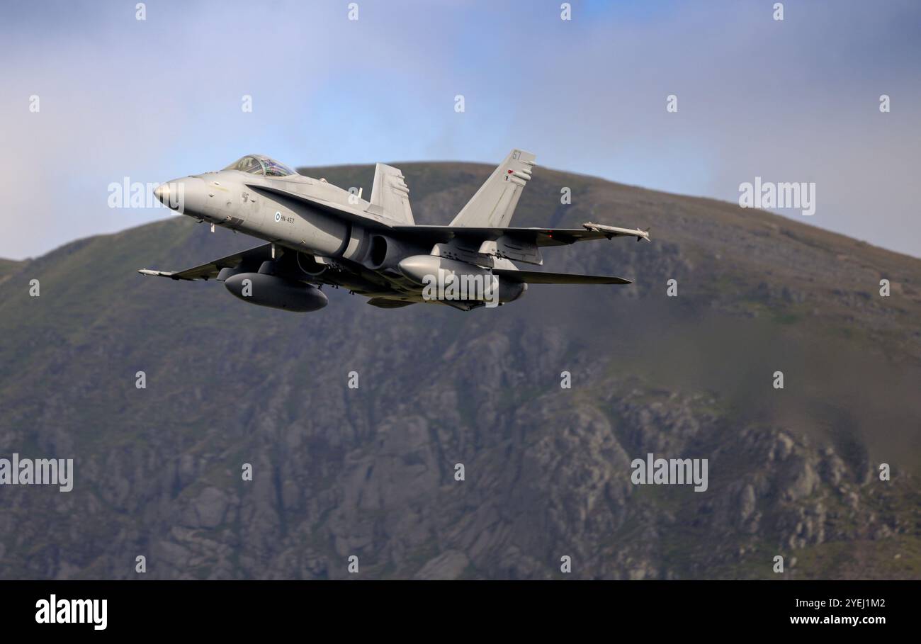 McDonnell Douglas F/A-18C Hornet dell'aeronautica militare finlandese che vola a basso livello nel Lake District durante l'esercitazione Cobra Warrior 24-2 Foto Stock