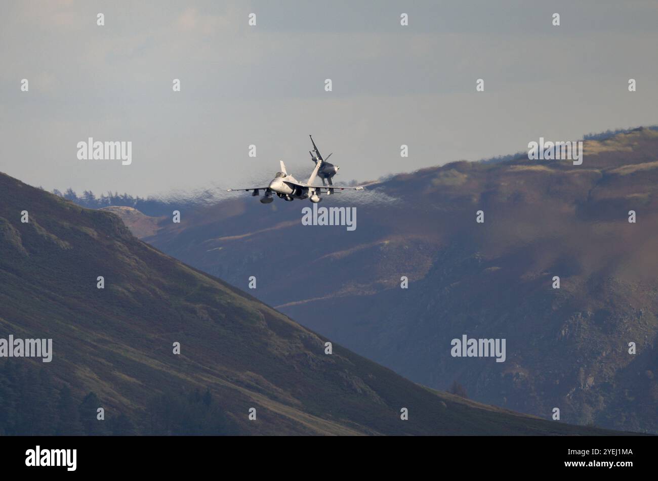 McDonnell Douglas F/A-18C Hornet dell'aeronautica militare finlandese che vola a basso livello nel Lake District durante l'esercitazione Cobra Warrior 24-2 Foto Stock