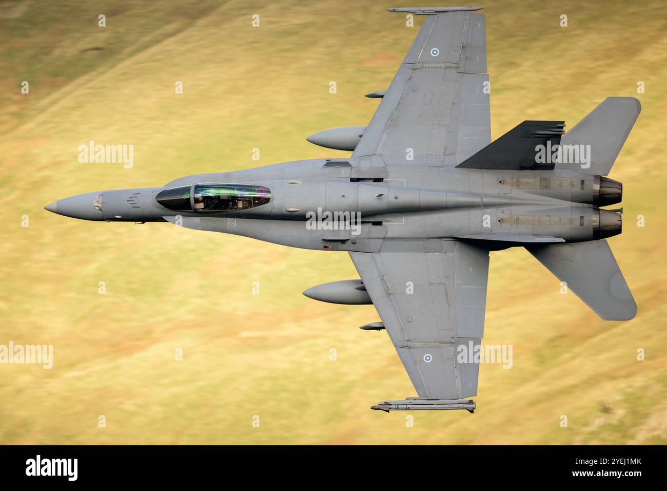 McDonnell Douglas F/A-18C Hornet dell'aeronautica militare finlandese che vola a basso livello nel Lake District durante l'esercitazione Cobra Warrior 24-2 Foto Stock