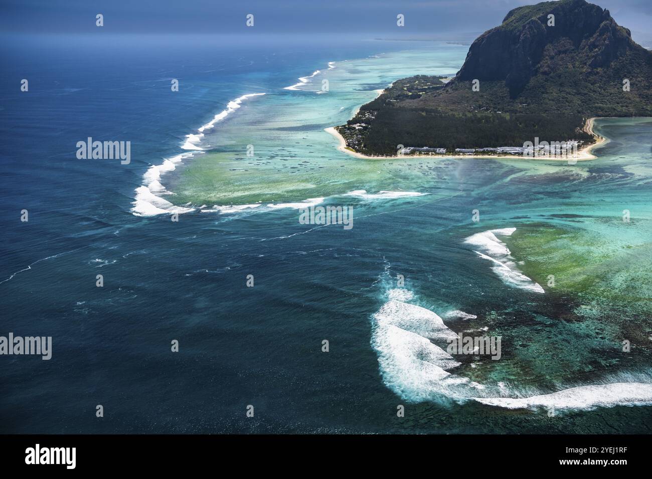 Cascata subacquea, illusione ottica, fenomeno naturale, vista aerea, barriera corallina, barriera corallina, barriera corallina, le Morne Brabant, costa meridionale, Oceano Indiano Foto Stock
