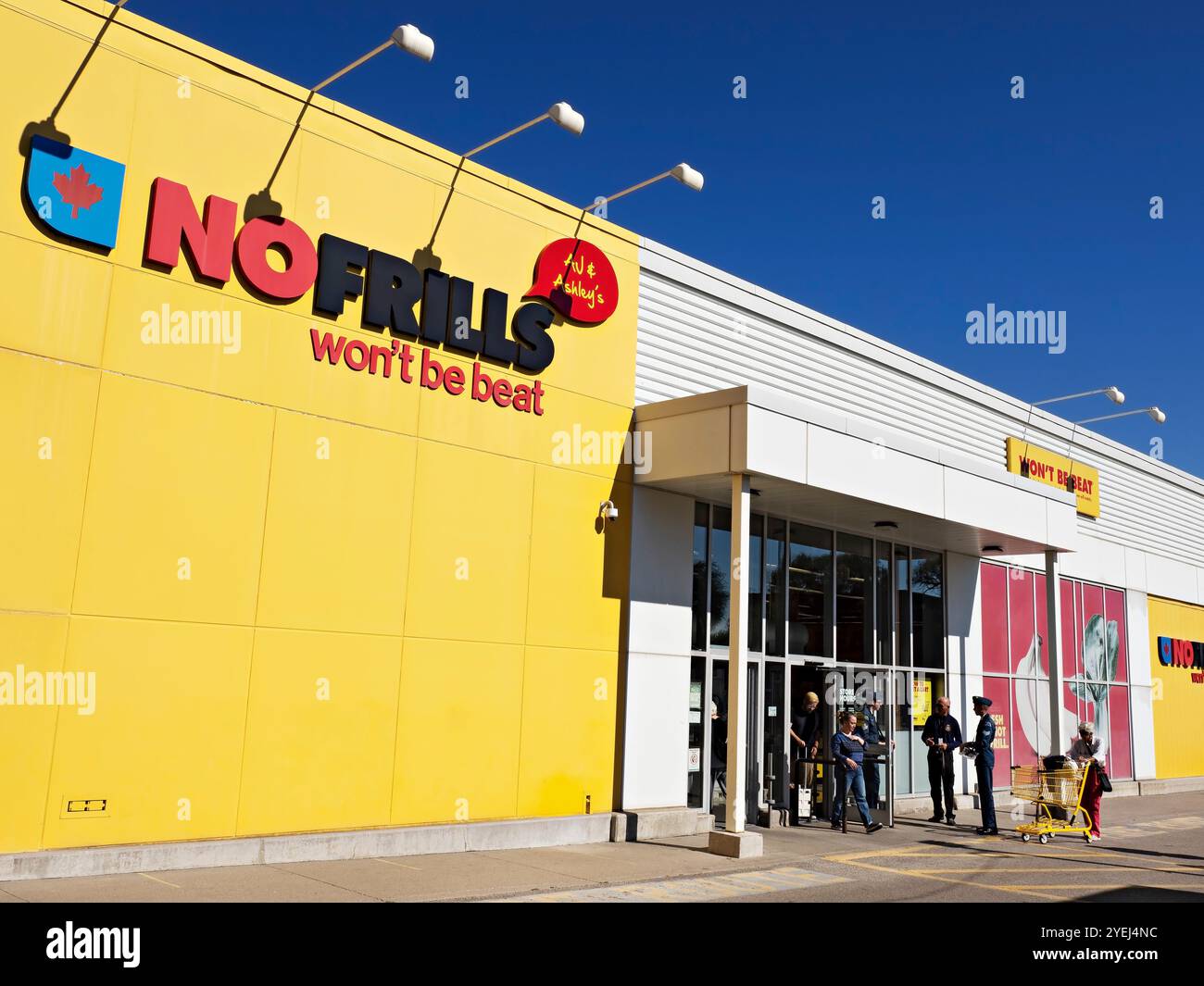 Toronto Canada / AJ & Ashley's No Frills Supermarket Store in Avenue Road, North York, Toronto. Foto Stock