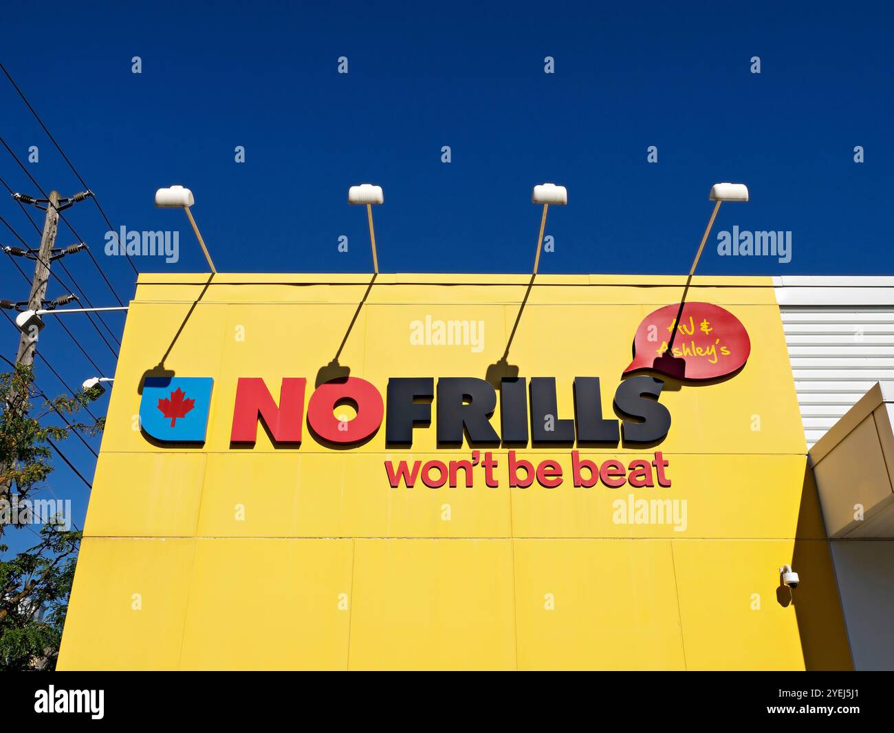 Toronto Canada / AJ & Ashley's No Frills Supermarket Store in Avenue Road, North York, Toronto. Foto Stock