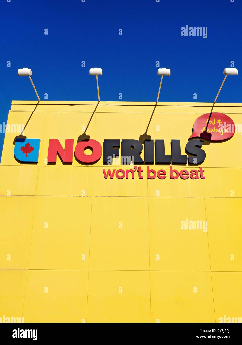 Toronto Canada / AJ & Ashley's No Frills Supermarket Store in Avenue Road, North York, Toronto. Foto Stock