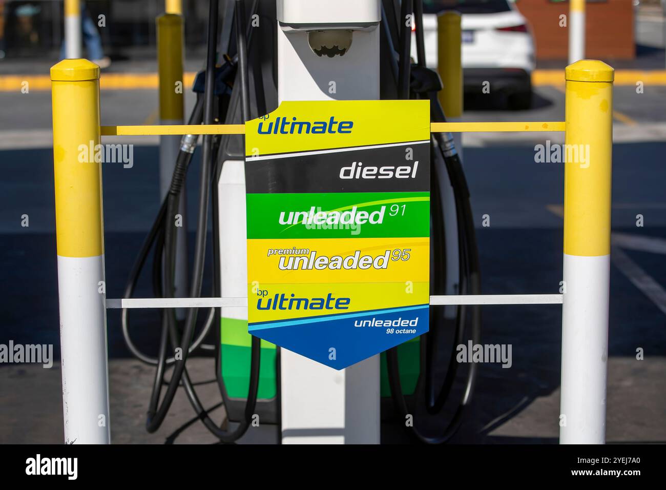 Un cartello della pompa di alimentazione BP che mostra diverse opzioni di carburante, tra cui diesel, senza piombo 91, premium senza piombo 95 e BP Ultimate senza piombo 98. Foto Stock
