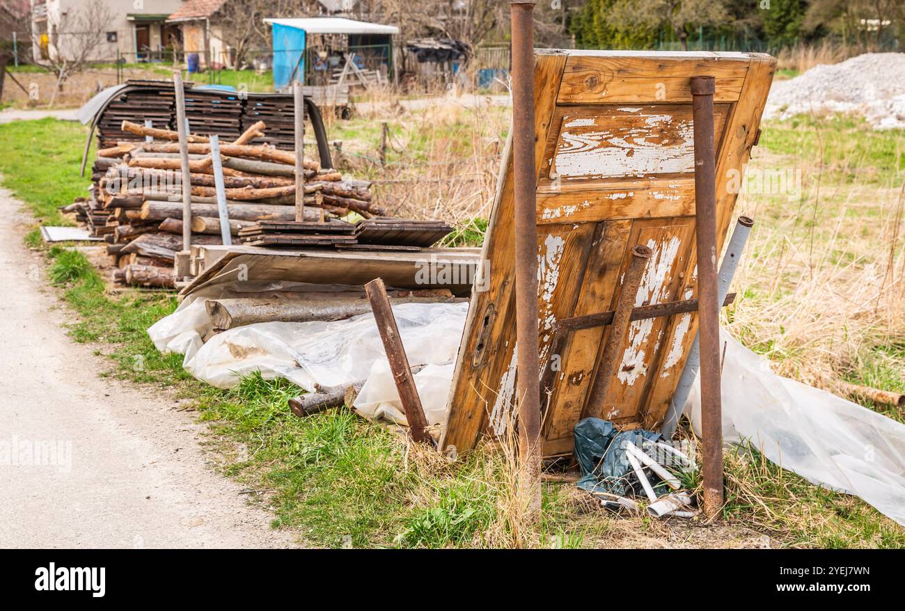 Il concetto di giorno della spazzatura sfuso, legno vecchio, articoli vari della spazzatura messi in strada per la raccolta dei rifiuti sfusi del consiglio Foto Stock