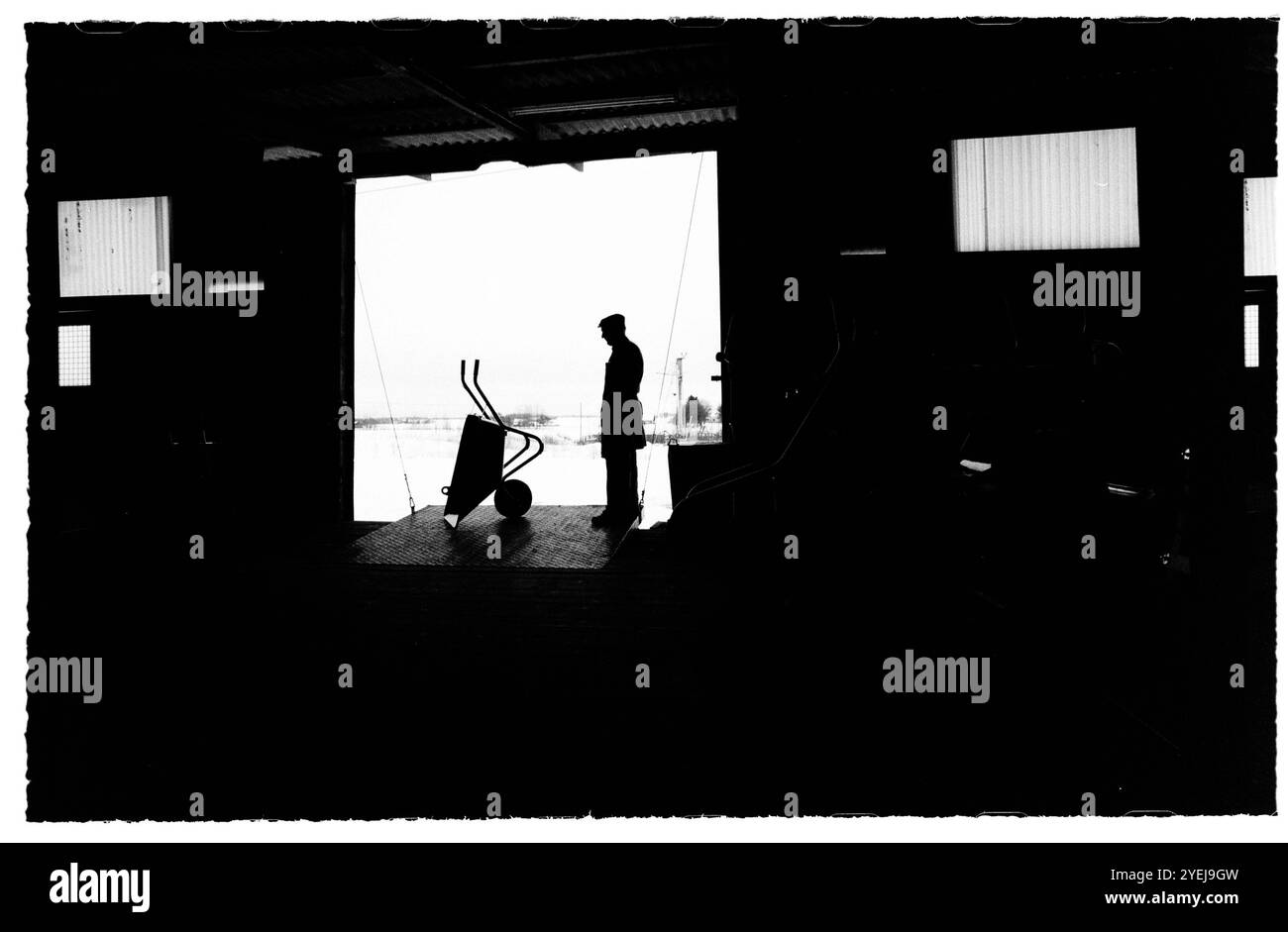 Un operaio di officina sul molo di carico dell'industria Fogelsta (Fågelsta industri), Fågelsta, Svezia, che produceva carriole e rimorchi. Foto Jeppe Gustafsson Foto Stock