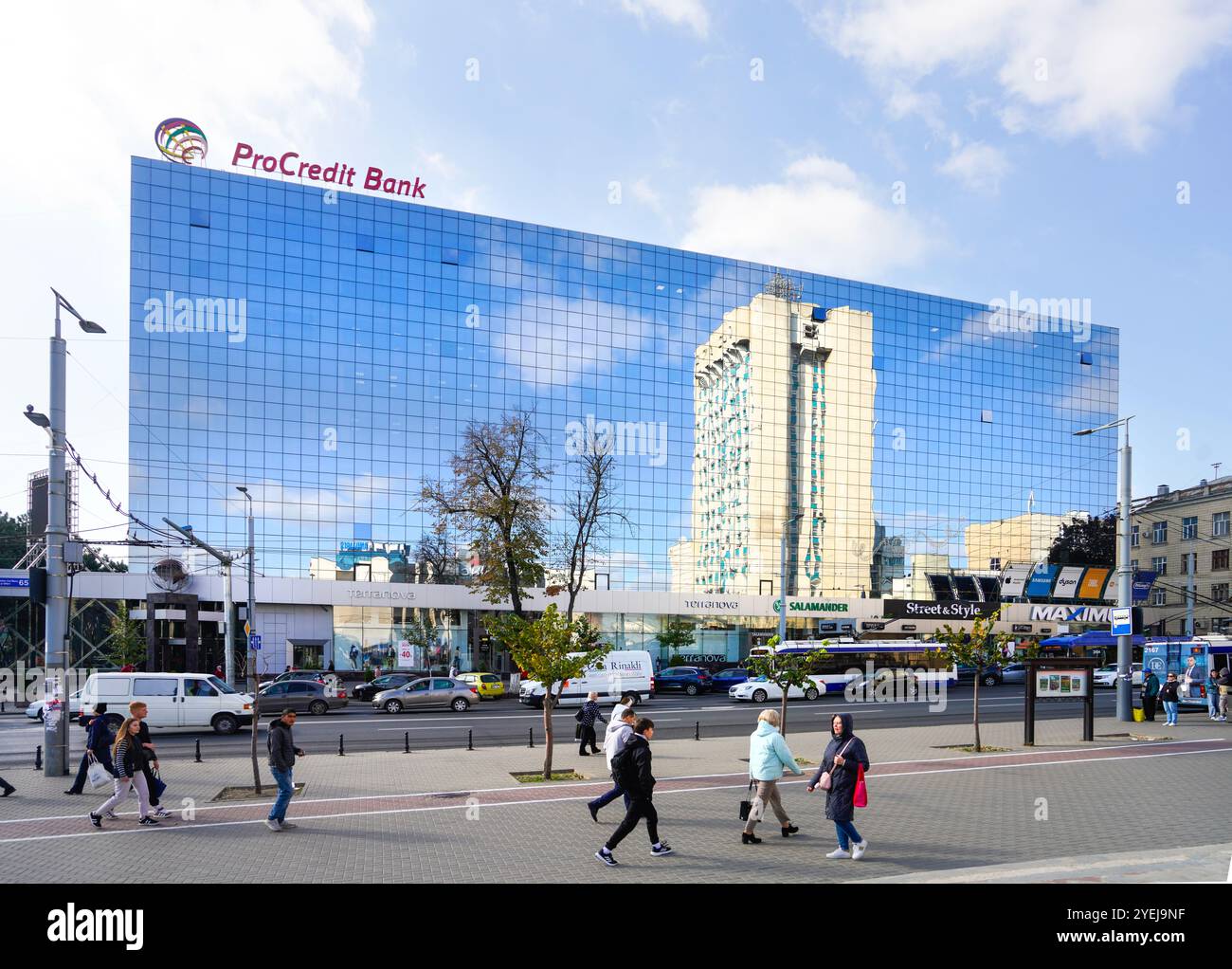 Chisinau, Moldavia. 25 ottobre 2024. Persone che camminano lungo i marciapiedi di Stefan cel Mare si Sfant Boulevard nel centro della città Foto Stock