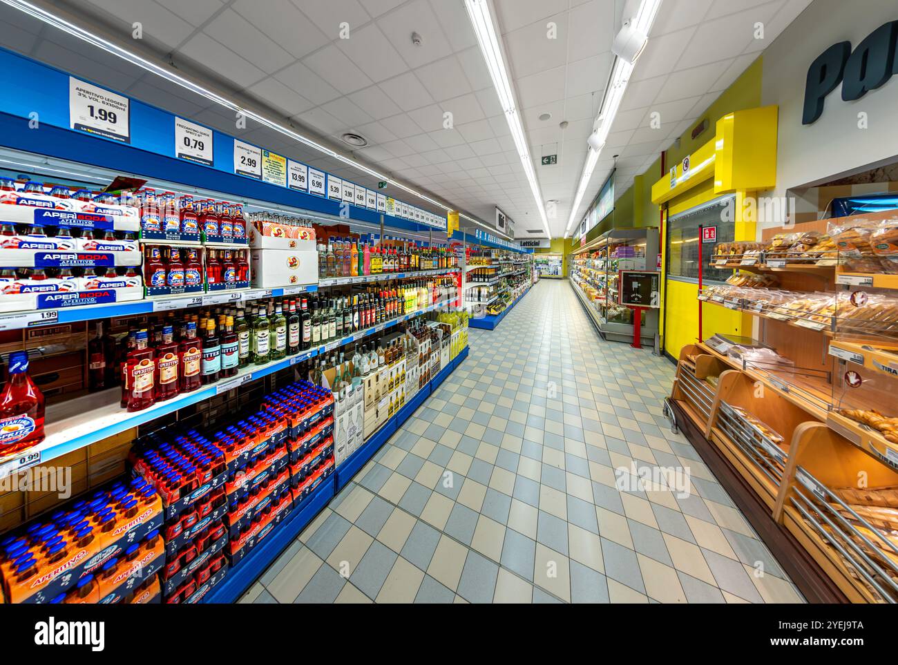 Fossano, Italia - 11 ottobre 2023: Scaffali alimentari a prezzi accessibili in un supermercato Eurospin. Corridoio con bevande alcoliche e b Foto Stock