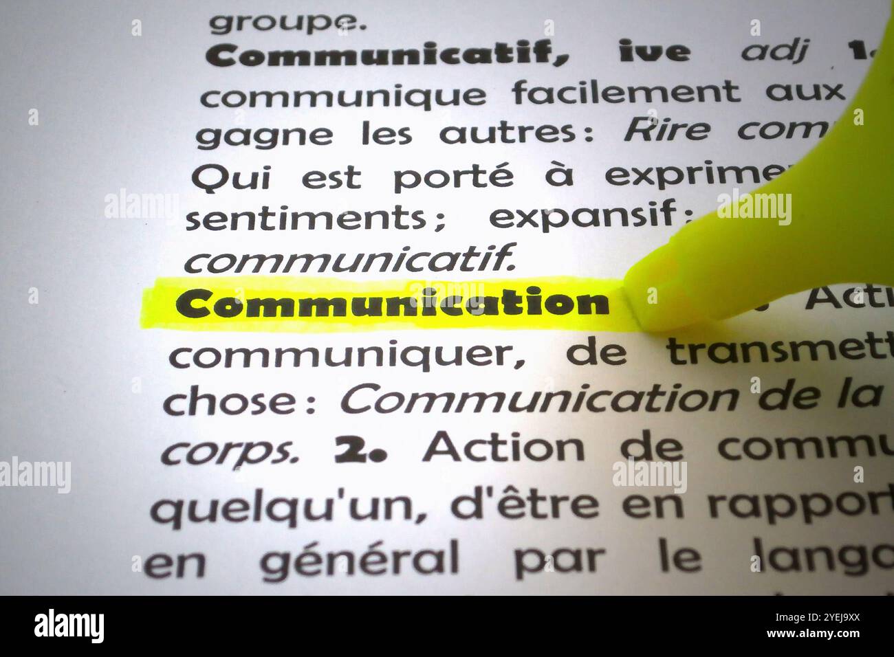 Definizione della parola "comunicazione" evidenziata in giallo in un dizionario francese. Foto Stock