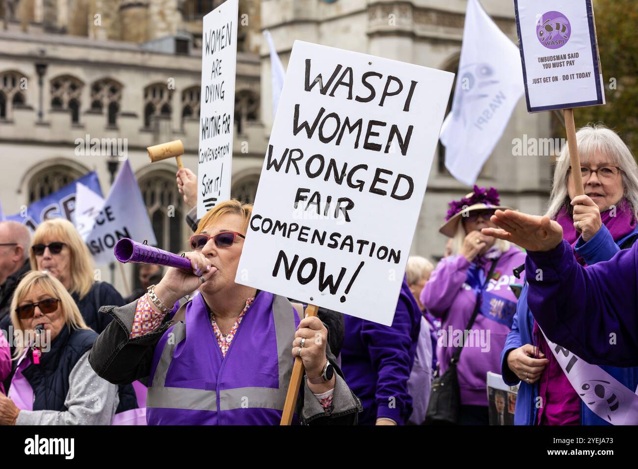Westminster, Londra, Regno Unito, ottobre 30 2024, WASPI donne che fermano cartelli e manifestano fuori dalle Houses of Parliament, Londra il 30 ottobre 2024. Foto Stock