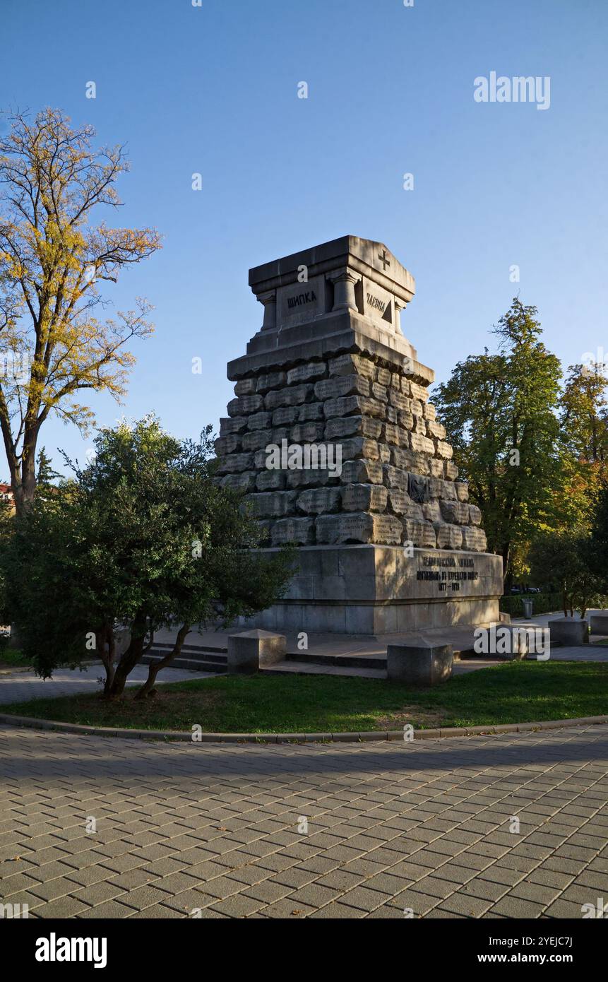 Il monumento a 531 medici e paramedici russi morti nella Guerra di Liberazione del 1877-1878 è troncato a quattro pareti piramide con sarcophagusап Foto Stock
