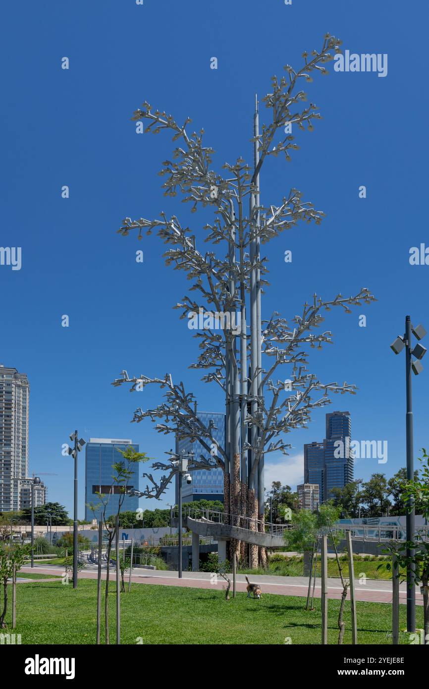 Buenos Aires, Argentina. 27 ottobre 2024. Arborea Magna, un'installazione pubblica d'arte situata nel corridoio centrale del Parco dell'innovazione da parte dell'artista Foto Stock