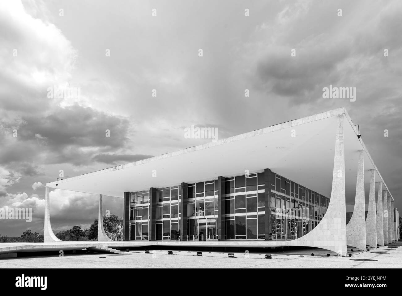 Foto in bianco e nero che mostra un lato della facciata esterna del Palazzo di Planalto a Brasilia Foto Stock