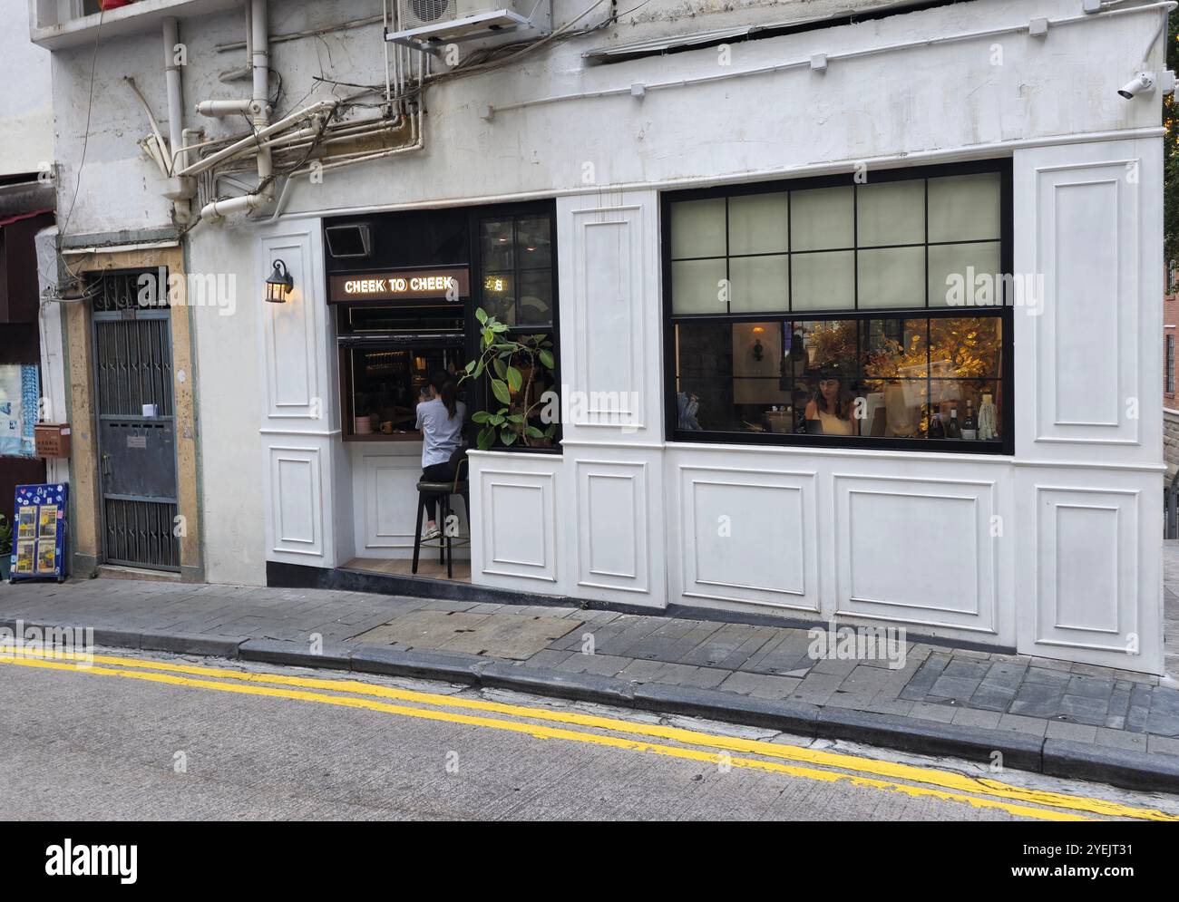 Il bar Cheek to Cheek all'angolo tra Staunton Street e Old Bailey Street a Soho, Central, Hong Kong. Foto Stock