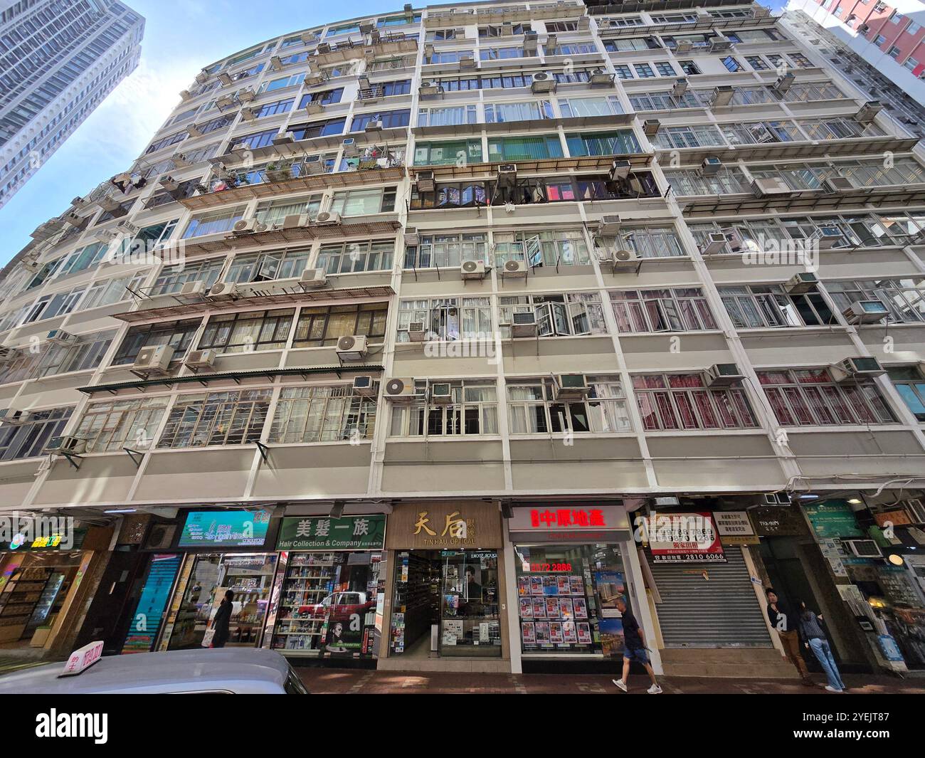 Edificio di appartamenti Triumph Court in Electric Road, Causeway Bay, Hong Kong. - Immagine stock catturata con smartphone