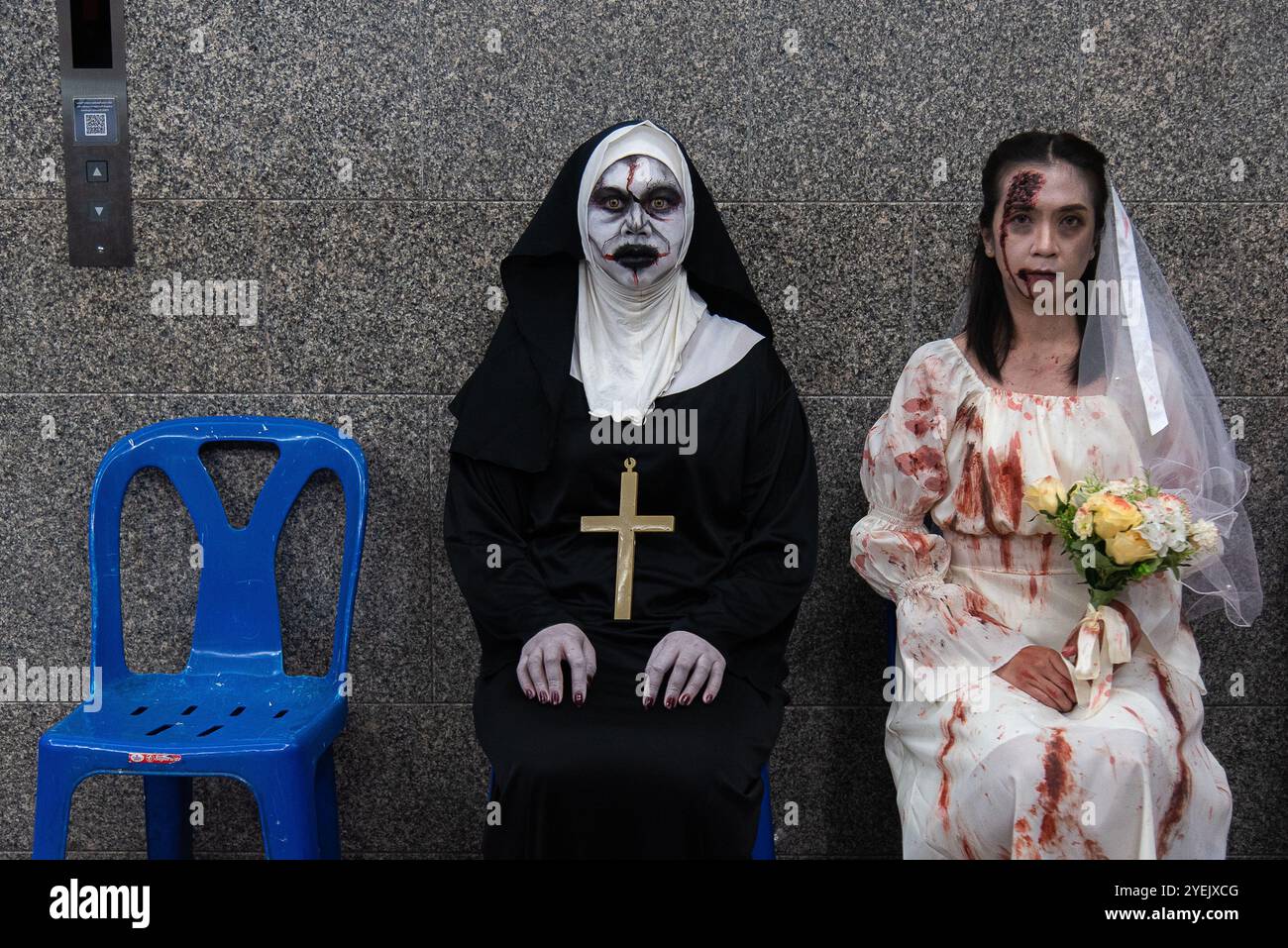 Bangkok, Thailandia. 31 ottobre 2024. I membri del personale vestiti con costumi fantasma posano per una foto durante un viaggio di donazione di sangue di Halloween al National Blood Center, società della Croce Rossa tailandese a Bangkok. Il personale del National Blood Center indossava costumi fantasma per celebrare il festival di Halloween e mirava a incoraggiare i donatori a donare il loro sangue come parte di una sanguinosa campagna di Halloween della società della Croce Rossa tailandese. Credito: SOPA Images Limited/Alamy Live News Foto Stock