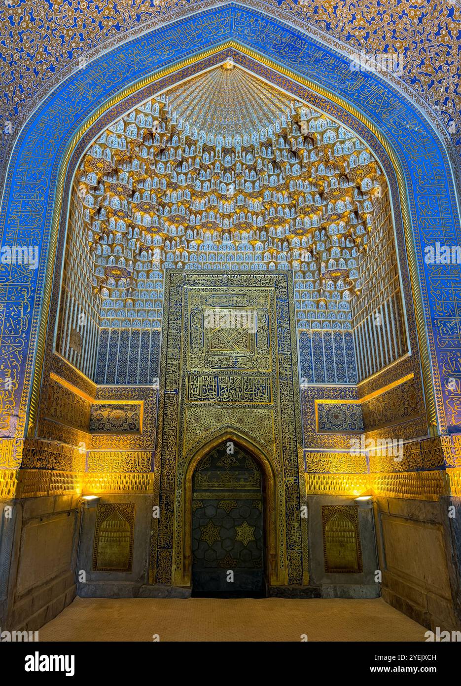 Via della Seta , architettura islamica , Piazza del Registan , Samarcanda , Uzbekistan - Immagine stock catturata con smartphone