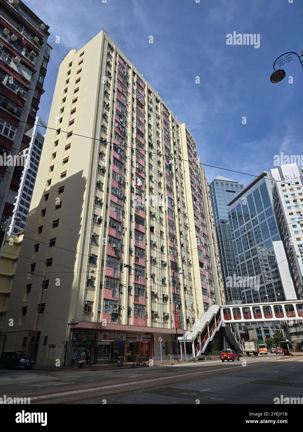 Vecchi edifici commerciali e residenziali lungo King's Rd A Quarry Bay, Hong Kong. Foto Stock