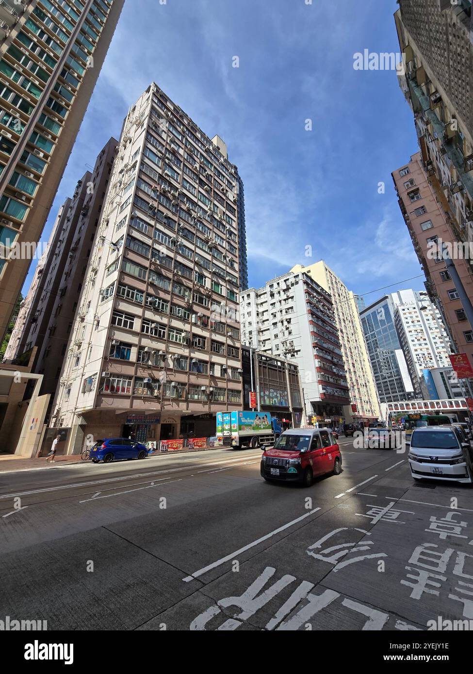 Vecchi edifici commerciali e residenziali lungo King's Rd A Quarry Bay, Hong Kong. Foto Stock