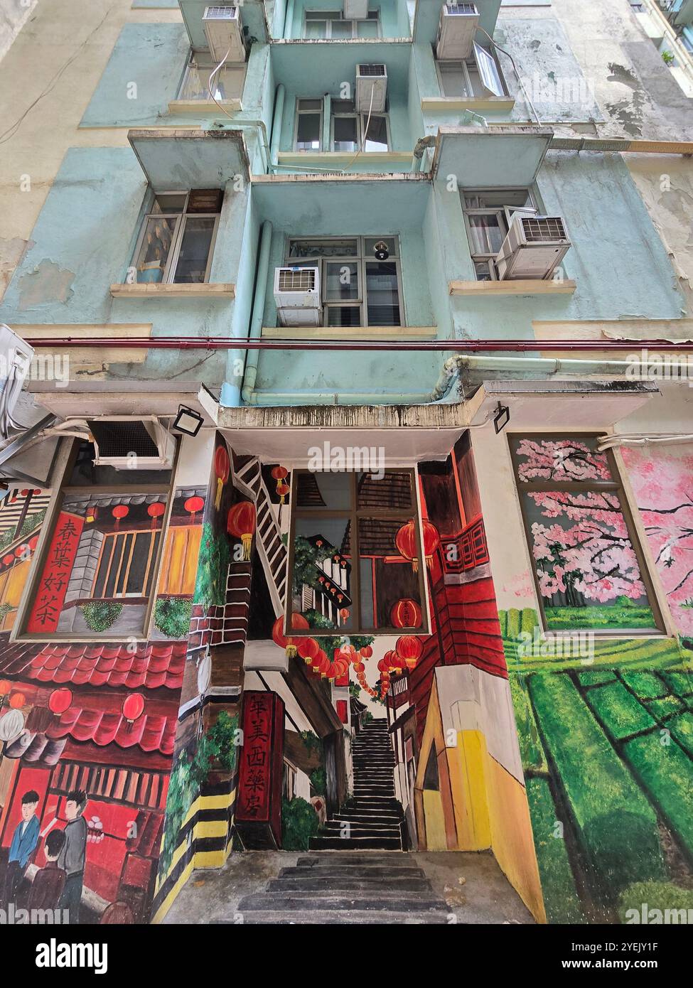 Un vecchio edificio residenziale decorato con un murale. Quarry Bay, Hong Kong. Foto Stock