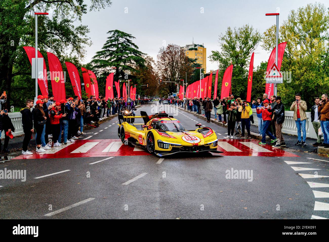 Yifei Ye (CHN) guida la Ferrari 83 Hypercar alla Ferrari Parade, condurrà i finali Mondiali Ferrari all'autodromo internazionale Enzo e Dino Ferrari di Imola. Foto Stock