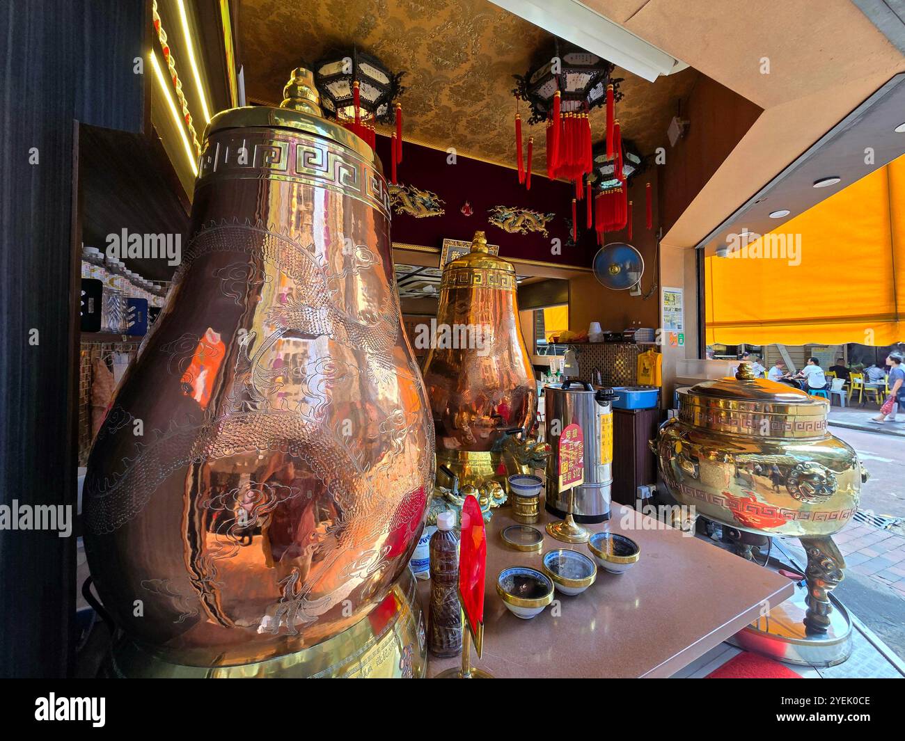Un negozio speciale di tè alle erbe in Giordania, Kowloon, Hong Kong. - Immagine stock catturata con smartphone