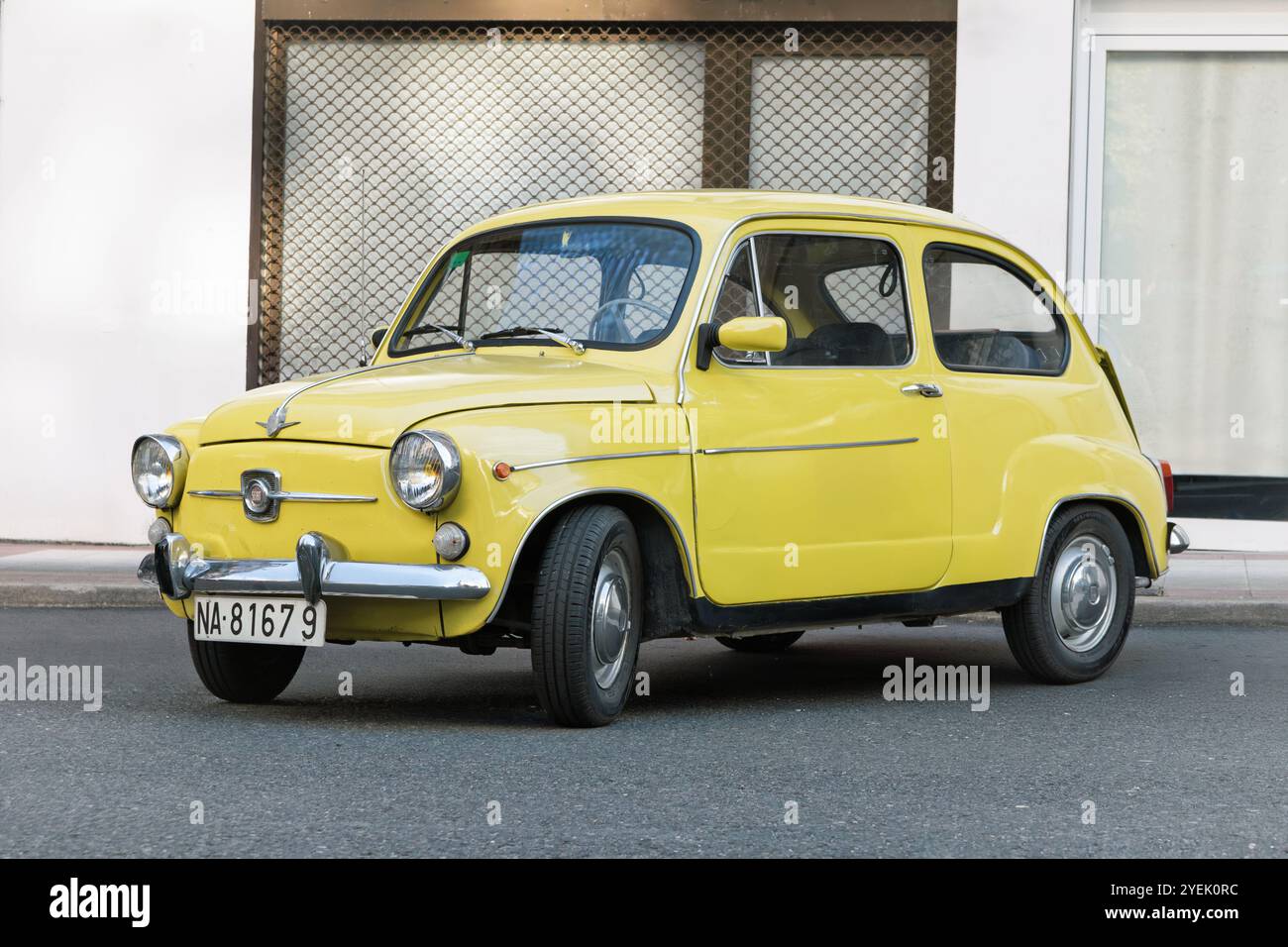 Urnieta, Spagna - 5 ottobre 2024: 1963 POSTI A SEDERE 600 sulle strade della città Foto Stock
