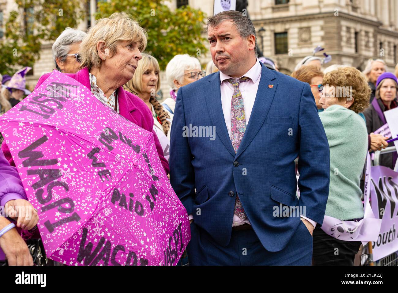 Westminster, Londra, Regno Unito, ottobre 30 2024, Waspi Woman parla con il deputato Steve Witherden alla manifestazione Waspi fuori dalle camere del Parlamento, L. Foto Stock