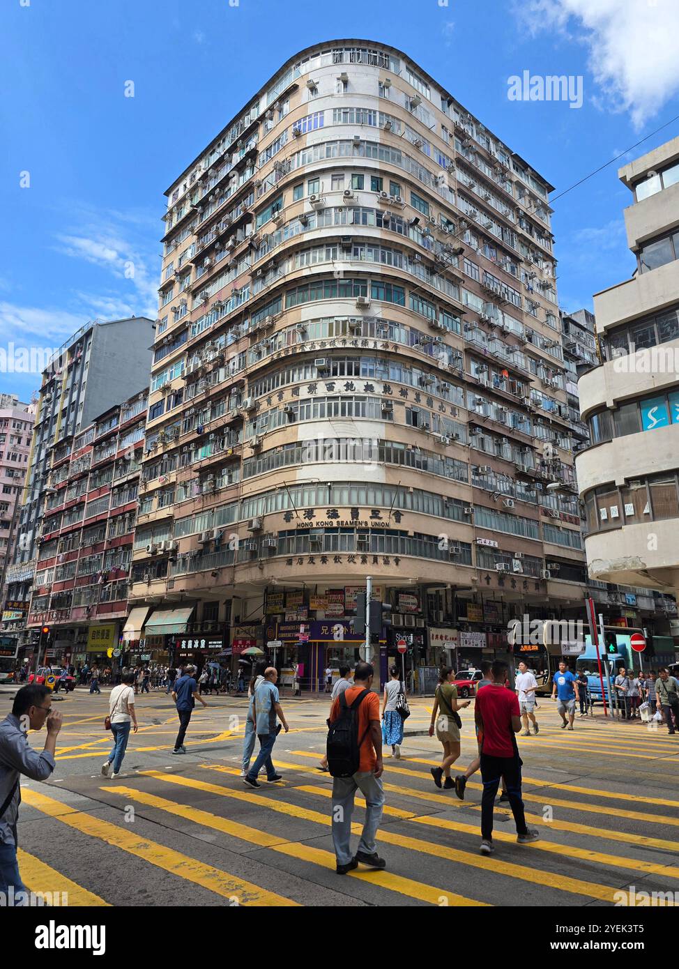 Pedoni che attraversano Jordan Road a Kowloon, Hong Kong. - Immagine stock catturata con smartphone