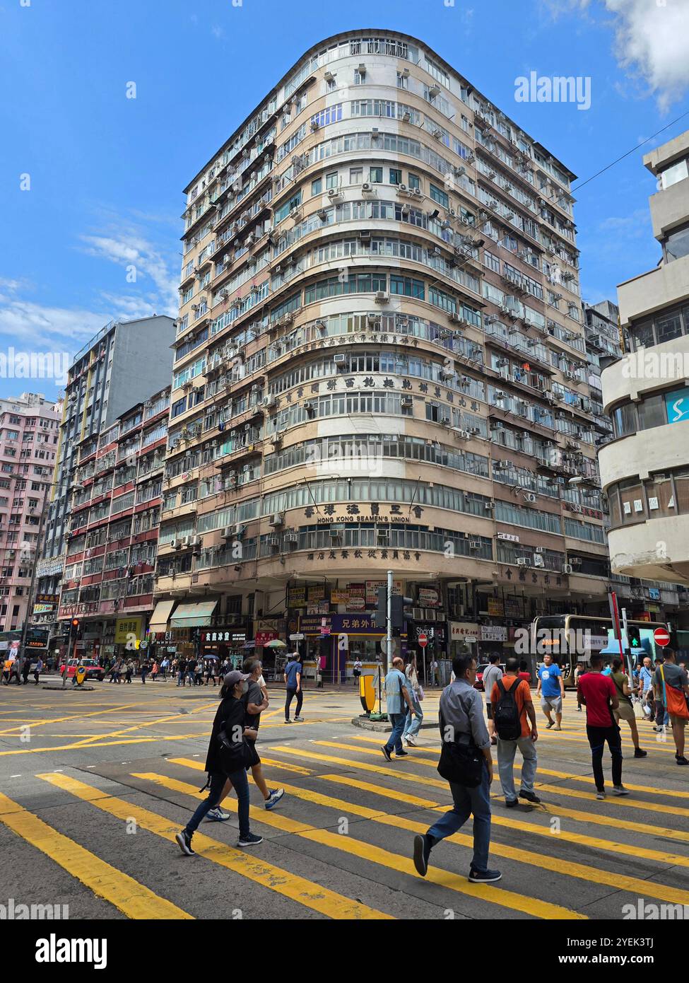 Pedoni che attraversano Jordan Road a Kowloon, Hong Kong. - Immagine stock catturata con smartphone
