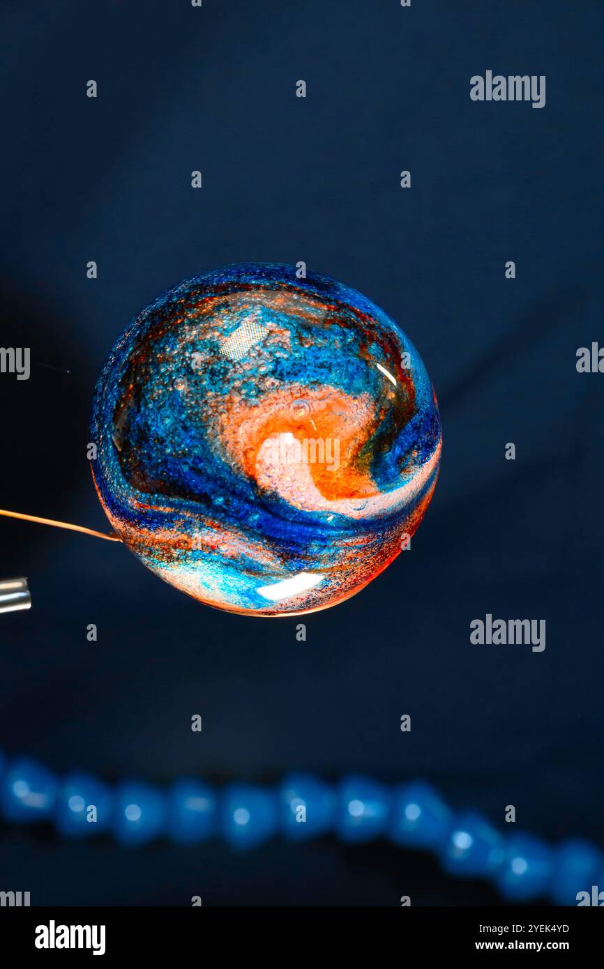 ISS - 19 ottobre 2024 - la scienza spaziale è divertente! L'astronauta della NASA e l'ingegnere di volo della Expedition 72 Don Pettit riempirono questa sfera d'acqua di colori alimentari Foto Stock
