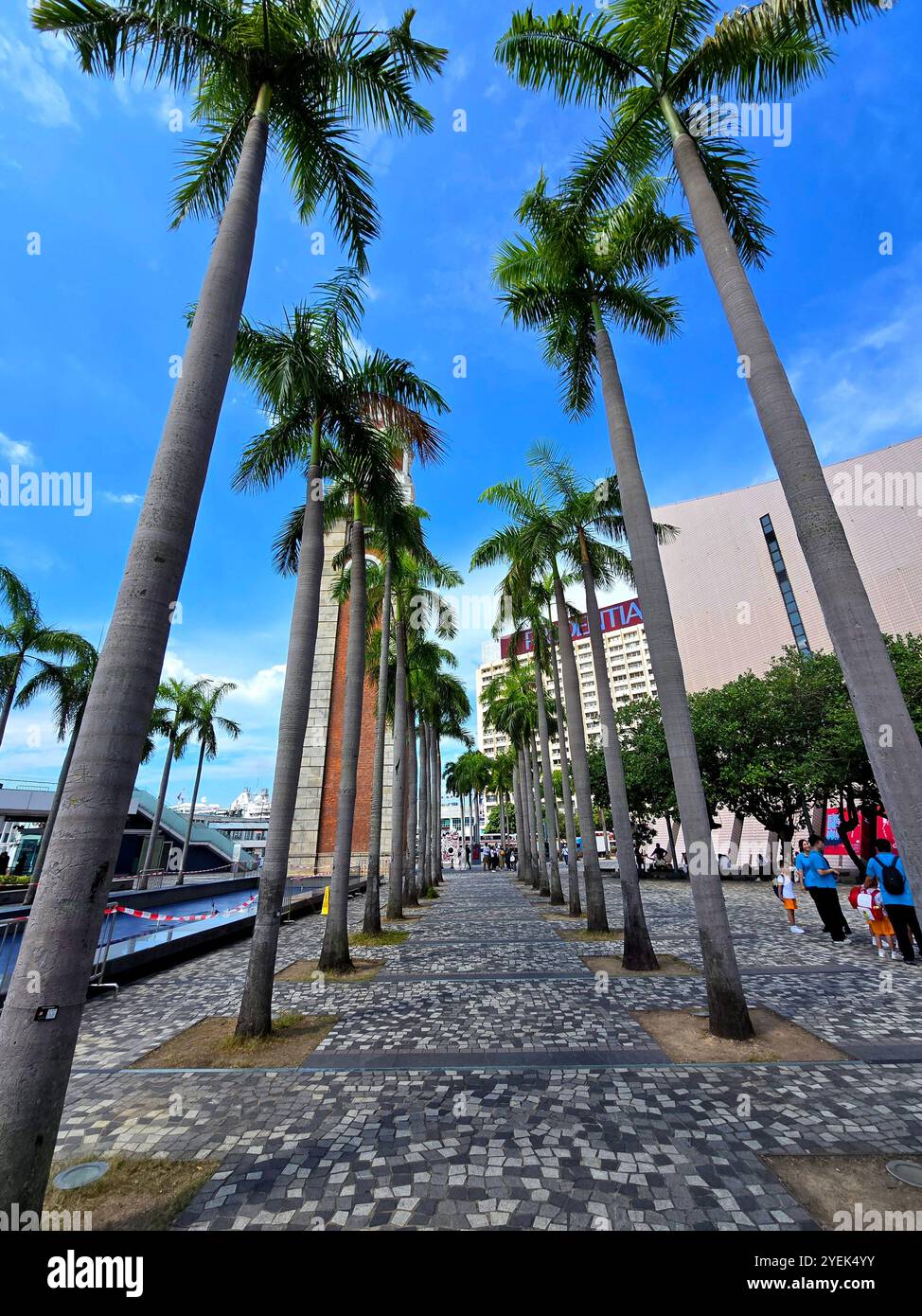 L'ex torre dell'orologio ferroviario Kowloon-Canton a Tsim Sha Tsui, Hong Kong. Foto Stock
