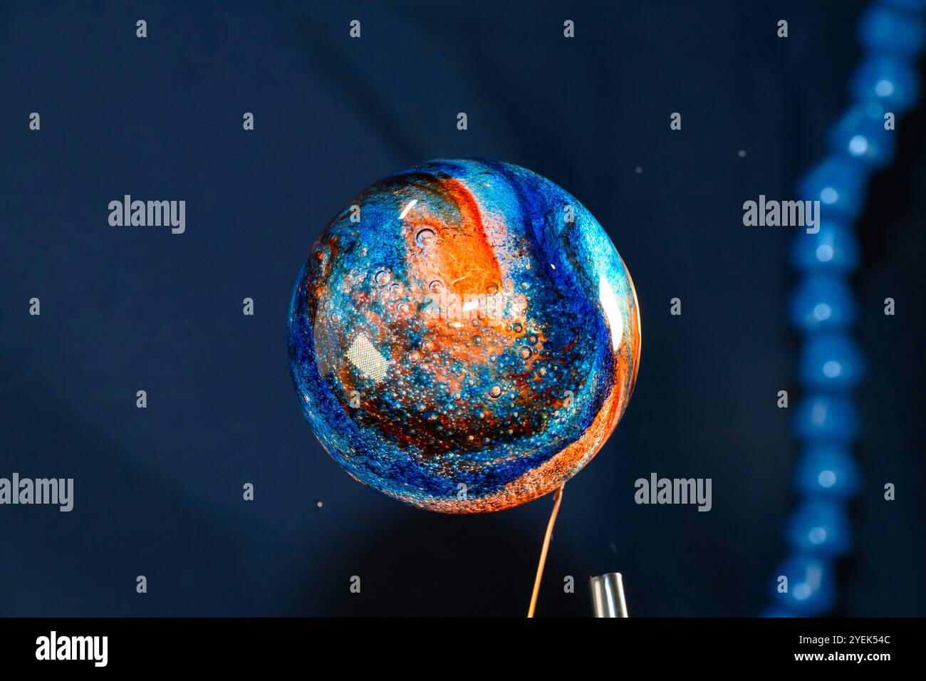 ISS - 19 ottobre 2024 - la scienza spaziale è divertente! L'astronauta della NASA e l'ingegnere di volo della Expedition 72 Don Pettit riempirono questa sfera d'acqua di colori alimentari Foto Stock