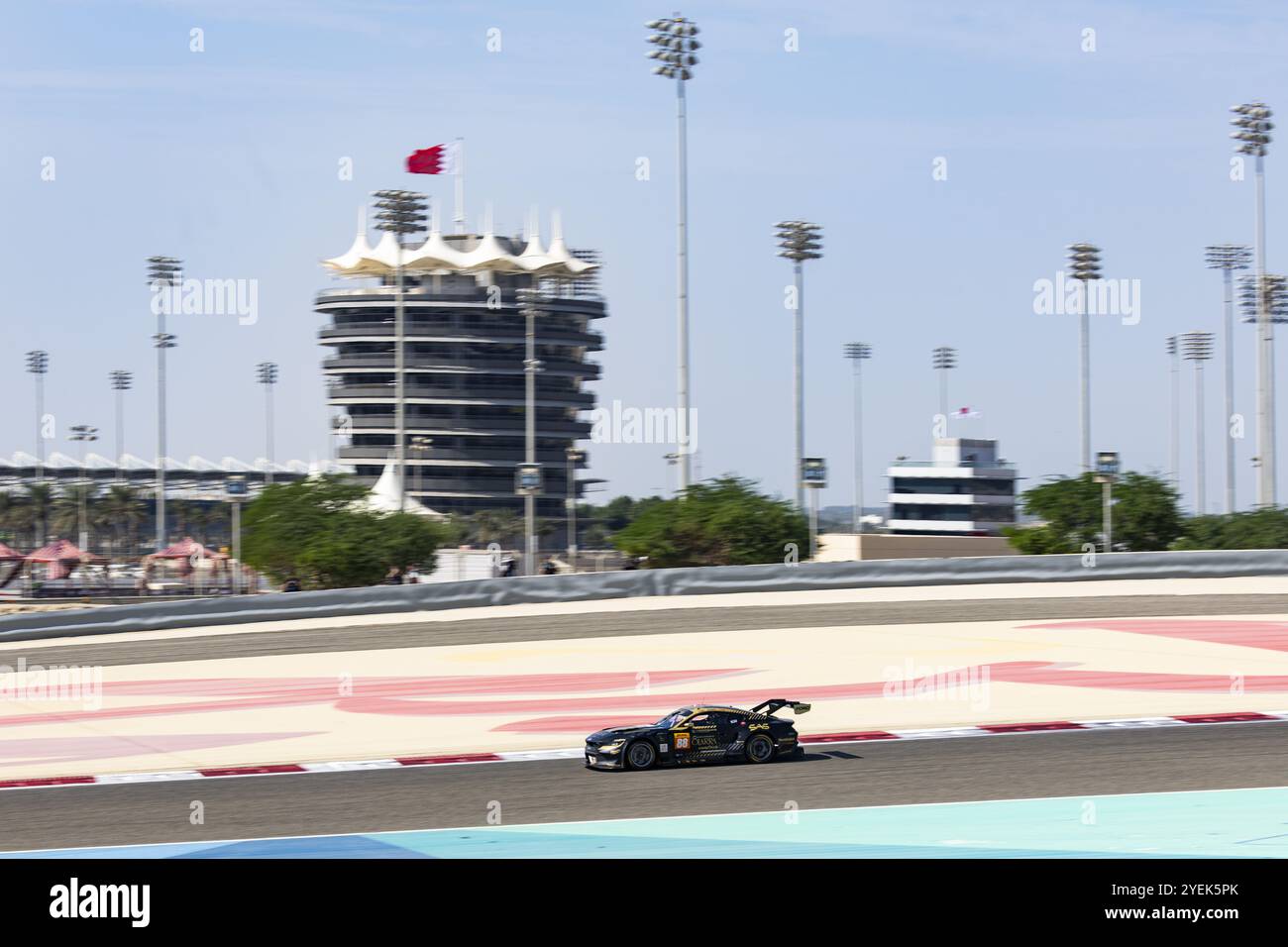 Sakhir, Bahrein, 31/10/2024, 88 OLSEN Dennis (dnk), LEVORATO Giammarco (ita), RODA Giorgio (ita), Proton Competition, Ford Mustang GT3 #88, LM GT3, azione durante le 8 ore di Bahrain 2024, ottavo round del FIA World Endurance Championship 2024, dal 31 ottobre al 2 novembre 2024 sul circuito Internazionale del Bahrain di Sakhir, Bahrain Foto Stock