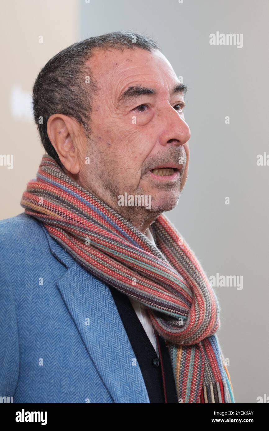 Il regista Jose Luis Garci, durante una conferenza stampa della Medaglia d'Oro dei Forque Awards presso la Fondazione Ortega Marañon, il 31 ottobre 2024 a M Foto Stock