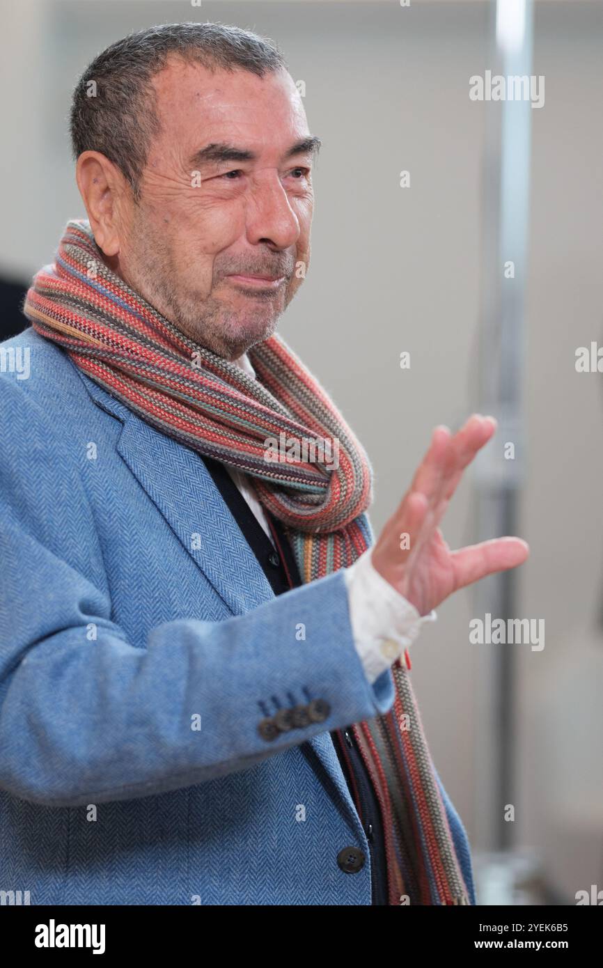 Il regista Jose Luis Garci, durante una conferenza stampa della Medaglia d'Oro dei Forque Awards presso la Fondazione Ortega Marañon, il 31 ottobre 2024 a M Foto Stock