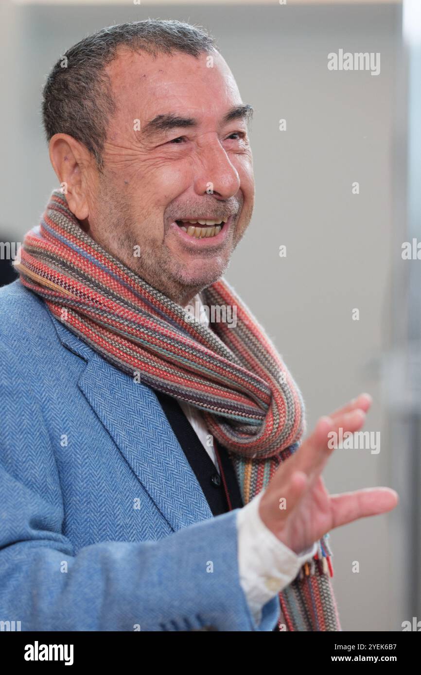 Il regista Jose Luis Garci, durante una conferenza stampa della Medaglia d'Oro dei Forque Awards presso la Fondazione Ortega Marañon, il 31 ottobre 2024 a M Foto Stock
