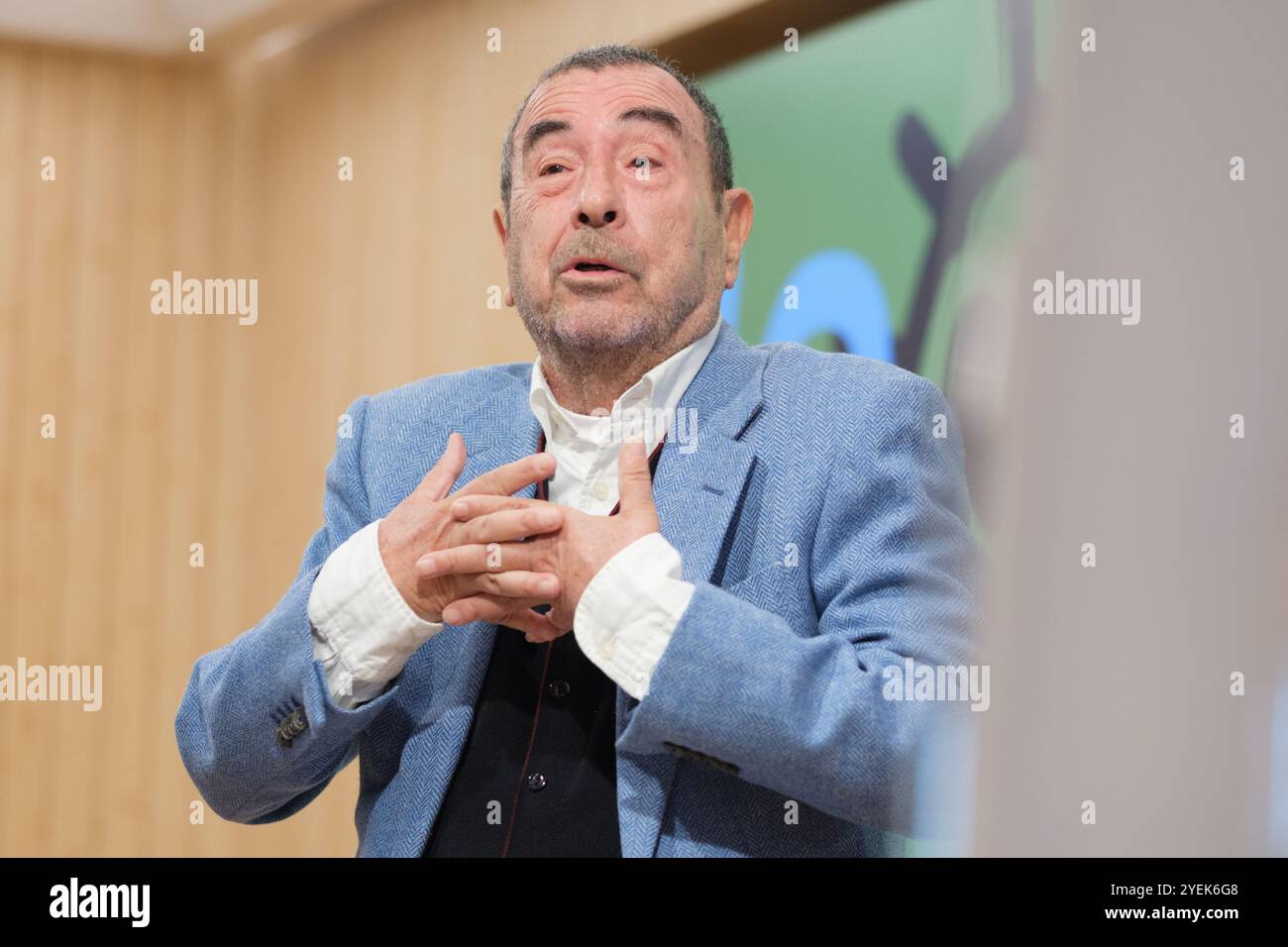 Il regista Jose Luis Garci, durante una conferenza stampa della Medaglia d'Oro dei Forque Awards presso la Fondazione Ortega Marañon, il 31 ottobre 2024 a M Foto Stock