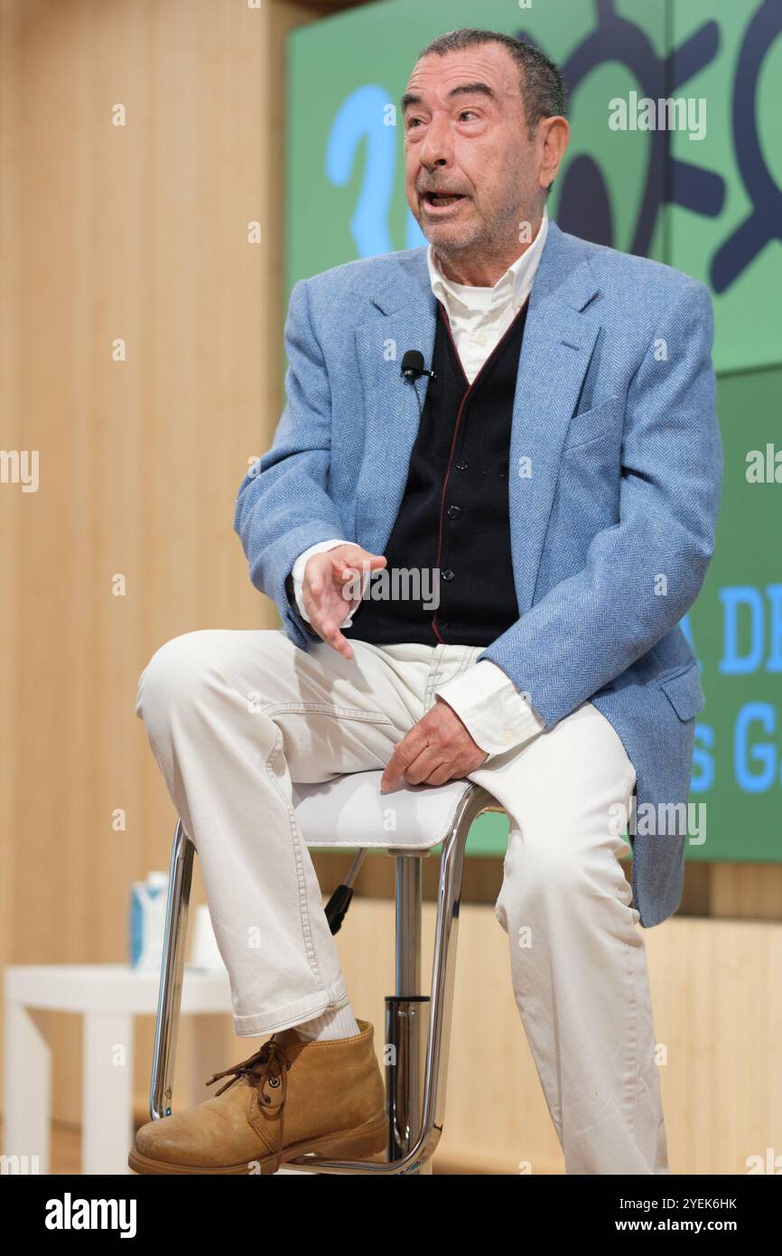 Il regista Jose Luis Garci, durante una conferenza stampa della Medaglia d'Oro dei Forque Awards presso la Fondazione Ortega Marañon, il 31 ottobre 2024 a M Foto Stock