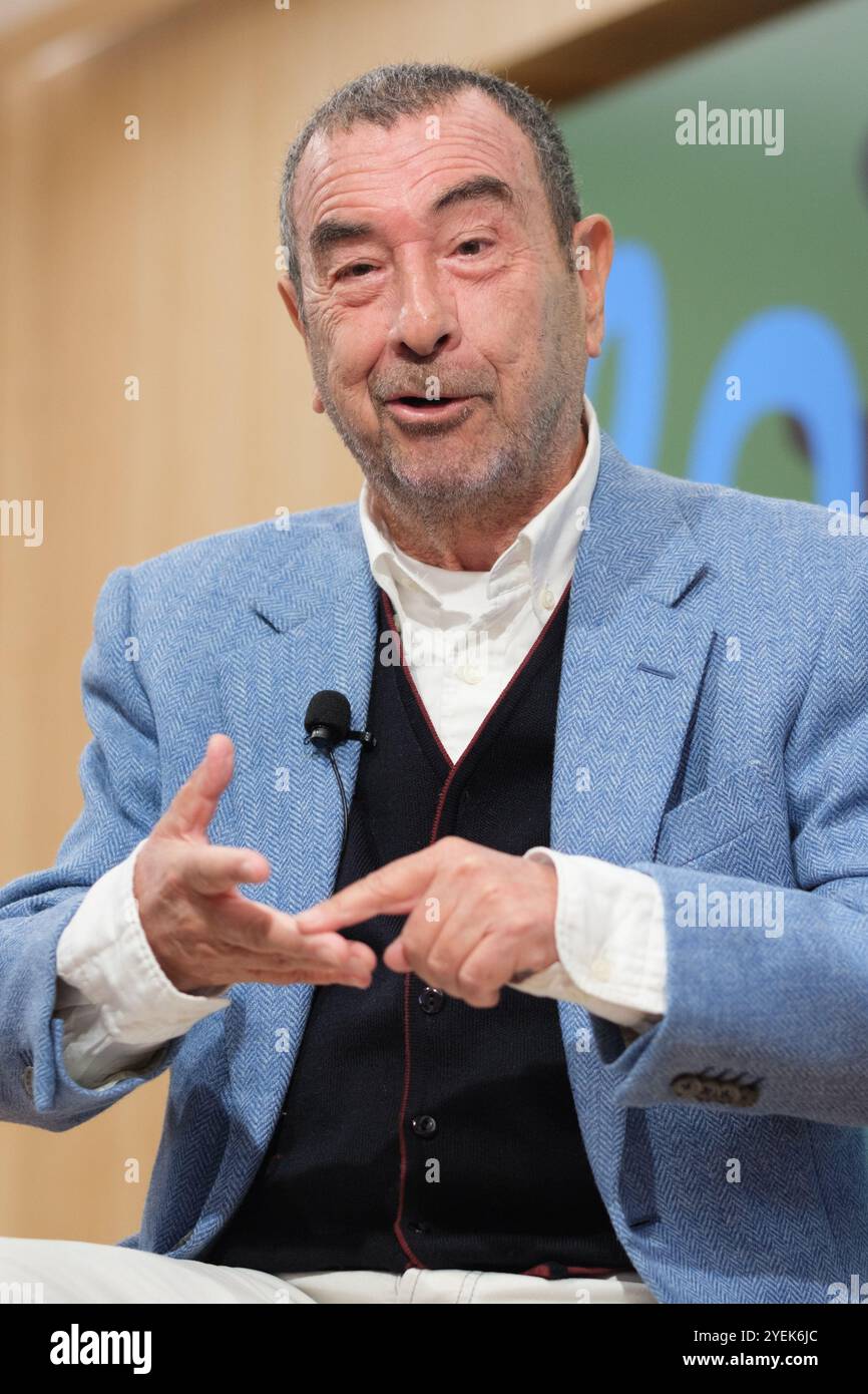 Il regista Jose Luis Garci, durante una conferenza stampa della Medaglia d'Oro dei Forque Awards presso la Fondazione Ortega Marañon, il 31 ottobre 2024 a M Foto Stock