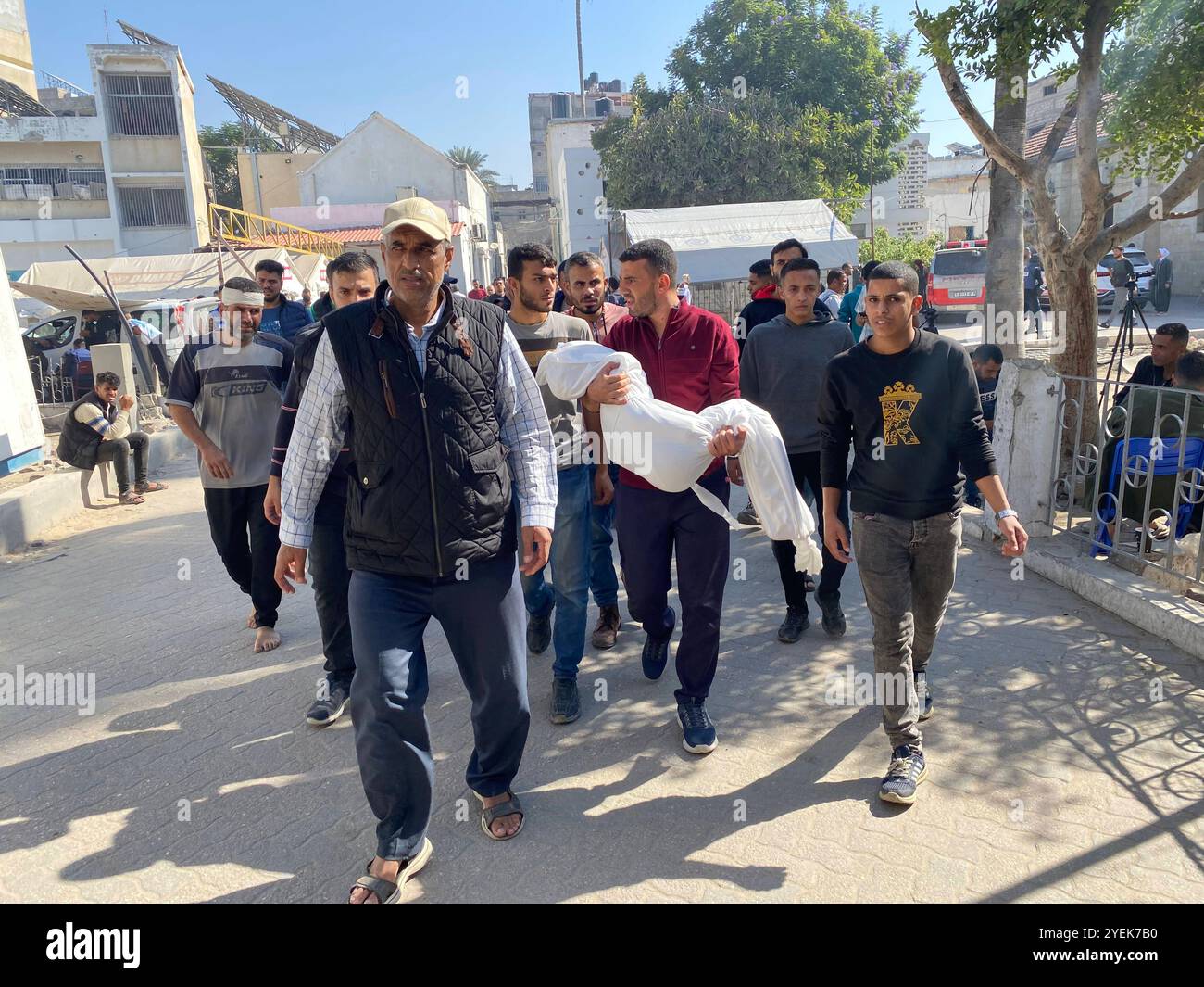 I palestinesi, i parenti delle persone uccise negli attacchi israeliani a Gaza, piangono mentre i corpi sono portati all'ospedale battista di al-Ahli a Gaza City, Gaza, il 31 ottobre 2024. Foto di Hadi Daoud apaimages Gaza City Striscia di Gaza territorio palestinese 311024 Gaza HD 001 Copyright: XapaimagesxHadixDaoudxxapaimagesx Foto Stock