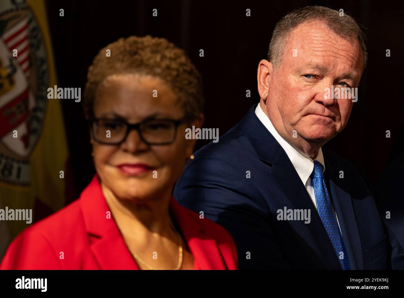 Los Angeles, California - 4 ottobre 2024: Il sindaco di Los Angeles Karen Bass presenta l'ex sceriffo della contea di Los Angeles Jim McDonnell come capo della polizia. Foto Stock