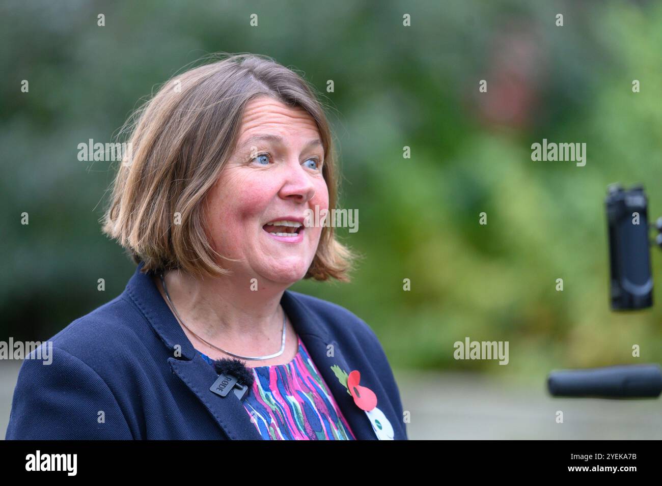 Ellie Chowns MP (Green: North Herefordshire) su College Green, Westminster, da intervistare dopo il primo bilancio del nuovo governo laburista - 30 ° oC Foto Stock
