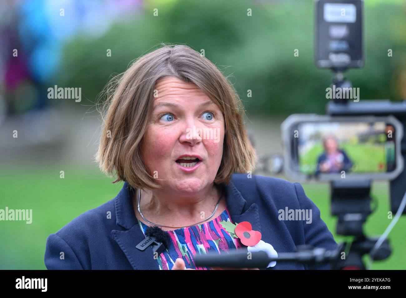 Ellie Chowns MP (Green: North Herefordshire) su College Green, Westminster, da intervistare dopo il primo bilancio del nuovo governo laburista - 30 ° oC Foto Stock