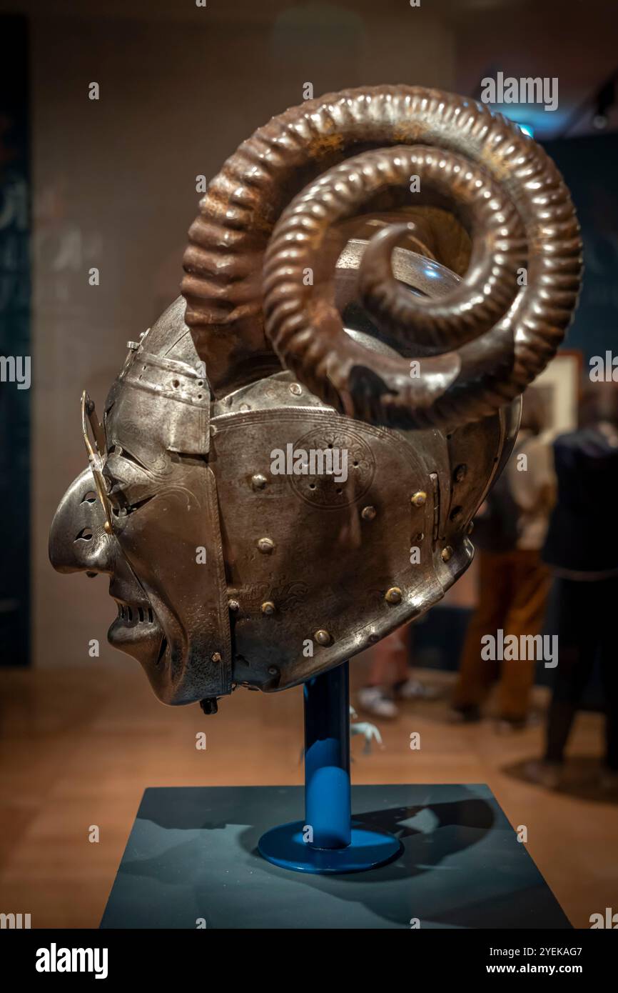 Parigi, Francia - 10 19 2024: Museo del Louvre. Figura del pazzo. Veduta di Armet con il volto di Fool appartenente a Enrico VIII, retousse incisa wrought ir Foto Stock