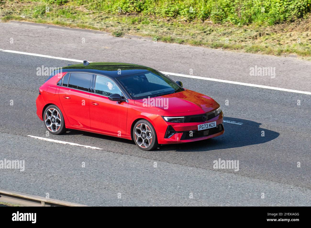 2024 Crimson Red Vauxhall Astra GS Turbo Electric GS Sports Tourer;n sull'autostrada M6, Manchester, Regno Unito Foto Stock