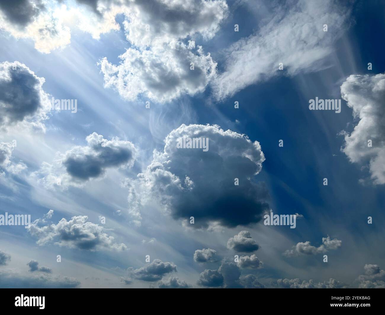 cielo blu con nuvole bianche, paesaggio del cielo, il sole splende dietro le nuvole - Immagine stock catturata con smartphone