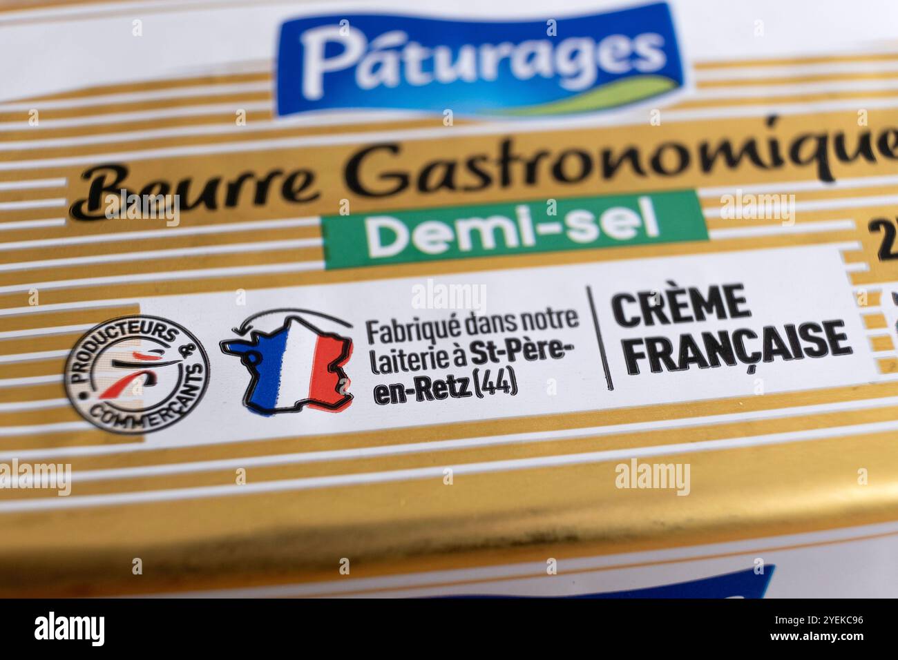 Indicazione della produzione locale, "Made in our Dairy in Saint-Père-en-Retz", menzione di "French cream" su Pâturages gourmet di burro leggermente salato, an I. Foto Stock